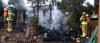 Bild - Brennholzlager brannte – Feuerwehr verhindert Übergreifen der Flammen auf das angrenzende Wohngebäude