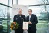 Bild - Brandschutzehrenzeichen der Sonderstufe an Adrian Jensen von der Feuerwehr Schacht-Audorf verliehen