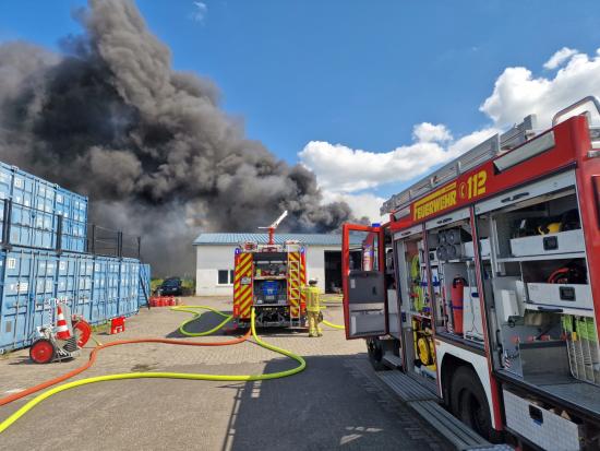 Bild - 380 Einsatzkräfte löschen Großbrand in Melsdorf