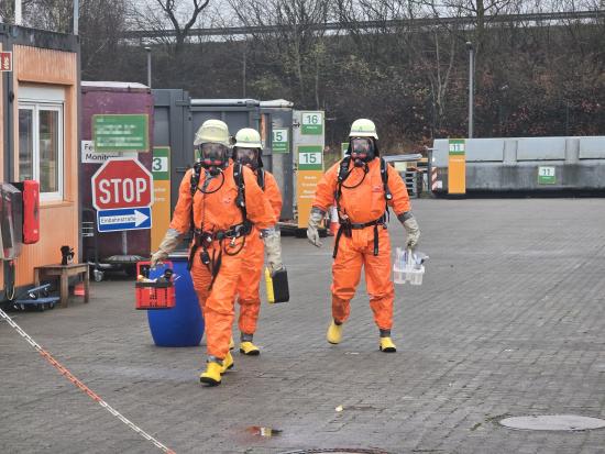Bild - Düngemittel verursacht ein Gefahrgut Einsatz auf einen Wertstoffhof in Osterrönfeld