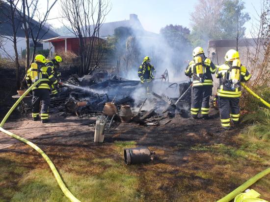 Bild - Holzhütte in Owschlag nach Feuer total zerstört – 60 Einsatzkräfte im Einsatz