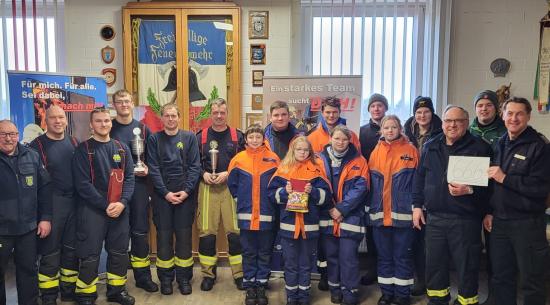 Bild - Feuerwehr Alt Duvenstedt bosselt sich an die Spitze der Wehren des Amtes Fockbek Wehrf&uuml;hrer Andreas Lamp (FF Fockbek) mit &bdquo;bestem Wurf&ldquo; und 666 Euro &bdquo;Strafgeld&ldquo; f&uuml;r gemeinn&uuml;tzige Zwecke eingespielt