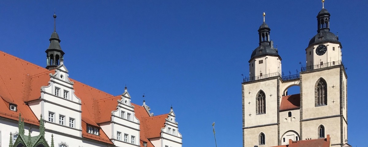 Türme der Stadtkirche Wittenberg vom Markt aus