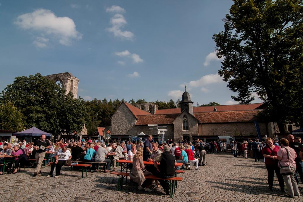 Klostermarkt vor der beeindruckenden Kulisse des Klosters Walkenried